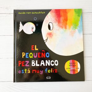 el pequeño pez blanco está muy feliz