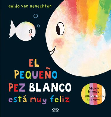 El pequeño pez blanco está muy feliz