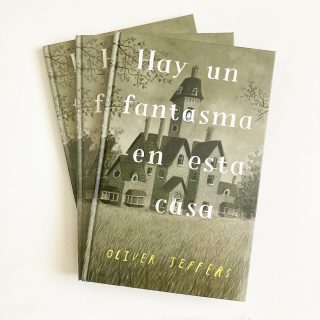 Ya disponible para envío ✨Hay un Fantasma en esta casa ✨ 👻📚

Un libro con un entretenido formato. A medida que se pasan las páginas del libro, vamos descubriendo junto a la niña algunos misterios que esconde la casa embrujada ¿Quienes serán los seres que la habitan?

Reseña 
La pequeña vive en una casa embrujada, pero nunca ha visto un fantasma. ¿Cómo serán los fantasmas? ¿Blancos con hoyos como ojos? ¿Serán difíciles de ver? ¡Le encantaría saberlo! 

✍️Autor e ilustrador: Oliver Jeffers
📚 Editorial Fondo de cultura 
📖 80 páginas. 
👫Edad recomendada: de 4+

Lo encuentras en la tienda online www.buencrecer.cl

.
#libroilustrado #oliverjeffers #librodefantasmas #buencrecer