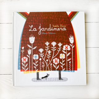 La jardinera, una canción de Violeta Parra del año 1954, en la que esta gran figura de la música popular nos revela secretos de la sabiduría de la naturaleza, anclados en su íntima conexión con la Tierra y sus frutos. 
Es un relato sobre la manera en que se va recomponiendo y sanando de una pérdida amorosa a través de las flores y como ellas le permiten sentirse mejor. Preocupándose de su jardín, plantando y sembrando las flores, ella iría olvidando su penuria, a lo que se refiere el paralelo musical que Violeta hace entre su dolor y las flores.
 
✍️ Autor: Violeta Parra
✍️ Ilustrador  Paloma Valdivia
📌 Editorial: Fondo de Cultura Económica
📖 N° páginas: 96
💲9900

Disponible en www.buencrecer.cl o envíame un MD

.
#librosinfantiles #FomentoLectura #PequeñosLectores #buencrecer