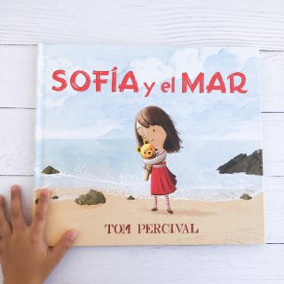 📚”Sofía y el Mar” Una historia emocionante y conmovedora que explica que nada se pierde verdaderamente si se guarda en el corazón.

Sofía y su padre fueron a ver el mar.  En esta aventura los acompaña el osito favorito de Sofía, el cual había pertenecido a su abuelo y a su madre. 

Después de un largo viaje, disfrutaron a concho su día  hasta que llegó la tormenta y  tuvieron que salir rápido de regreso. En ese instante Sofía pierde su querido osito en la playa. 

El osito se quedó sentado, nadie lo ve solo el mar. Por lo que decidió ayudarles, ya que sabía lo triste que estaría la niña. 
¿Conseguirá el mar llevarlo de vuelta a casa junto a Sofía?

Un libro con bellas imágenes que combinan ilustraciones del autor con elementos extraídos de diferentes obras de arte.

✍️ Autor e ilustrador: Tom Percival
📌 Editorial: Zig Zag
📖 N° páginas: 32
✨Recomendado desde 5+ 

Disponible en www.buencrecer.cl 

.
#buencrecer #libroálbum #pérdida #infancia #PequeñosLectores #librosinfantiles @zigzaginfantilcl @zigzageditorial