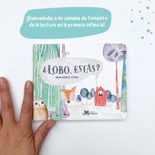 ¡Con mi libro favorito les doy la bienvenida a mi semana de fomento de la lectura en la primera infancia! Para celebrar y leer no necesitamos solo fechas especiales 😊

Este libro de la editorial Amanuta, une canciones infantiles acompañadas con bellas y sutiles ilustraciones de Bernardita Ojeda.

Es uno de mis favoritos porque a pesar de que es recomendado de 0 a 3 años (para mí los libros no tienen edad) es un libro muy versátil…

Con los más pequeños se les puede cantar, invitar a jugar a la ronda o hacer juegos de manos. 
Los niños y niñas pueden aprender los nombres de prendas de vestir básicas y comunes, como "camisa", “pantalón” o “zapatos”. 

Su formato en cartoné, con puntas redondeadas, permite la manipulación y exploración del libro. Que no solo nos invita a leer, mirar y cantar, sino que además estimula la memoria al realizar la repetición de la misma pregunta ¿Lobo estás?

Con los peques más grandes, invitar a señalar nociones temporales como antes/después. ¿Qué se puso el lobo antes de los pantalones? ¿qué se puso después de la camisa?
Un hermoso  libro que se puede usar para variadas y entretenidas propuestas. 📚

Cuéntame ¿Cuál es tu libro favorito y por qué? 

.
#FomentoLectura #PequeñosLectores #CreciendoConLibros #LiteraturaInfantil
#Buencrecer #LeerEnFamilia